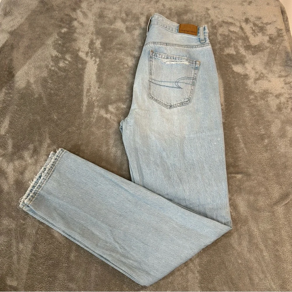 American Eagle Women's Jeans Light Wash‎ Mom Jean Distressed Color Blue Size 6 - Picture 11 of 16